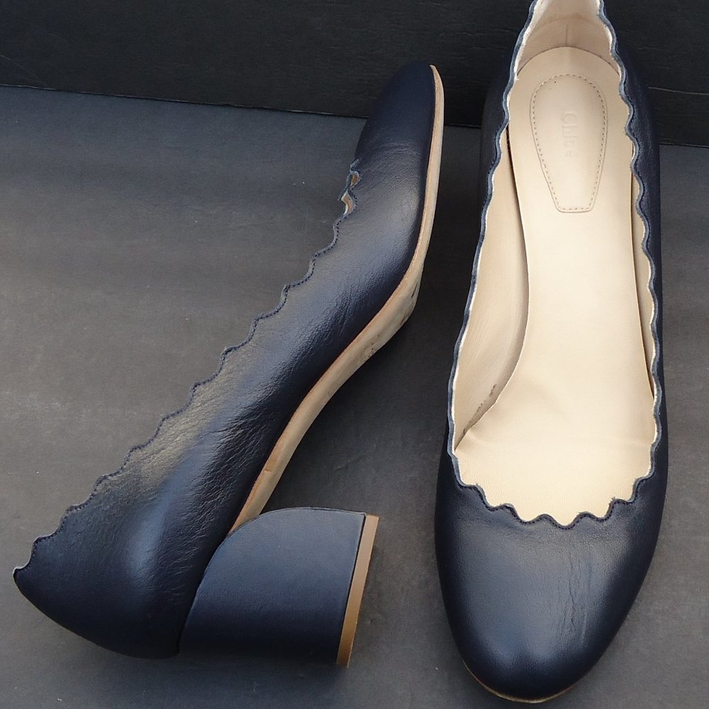SIZE EU 38.5. Chloé Scalloped navy leather pump shoes.